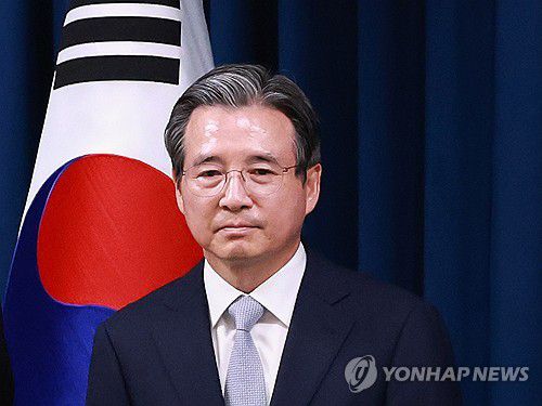 이재명 대통령, 김용범 정책실장 임명(서울=연합뉴스) 홍해인 기자 = 이재명 대통령은  6일 강훈식 대통령 비서실장의 대통령실 1차 인선 브리핑을 통해 대통령실 정책실장에 김용범 전 기획재정부 1차관을 임명했다고 밝혔다. 사진은 이날 인선 발표에 참석한 김 실장. 2025.6.6 hihong@yna.co.kr