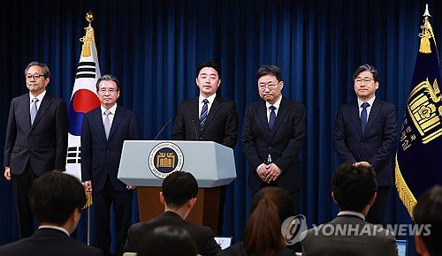 강훈식 비서실장, 대통령실 1차 인선 발표(서울=연합뉴스) 홍해인 기자 = 강훈식 대통령 비서실장(가운데)이 6일 서울 용산 대통령실 청사에서 대통령실 1차 인선을 발표하고 있다.     왼쪽부터 문진영 사회수석비서관, 김용범 정책실장, 강 비서실장, 하준경 경제성장수석, 류덕현 재정기획보좌관. 2025.6.6 hihong@yna.co.kr