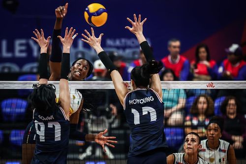 블로킹하는 강소휘(97번)와 정호영(17번)[국제배구연맹 홈페이지 캡처. 재판매 및 DB 금지]