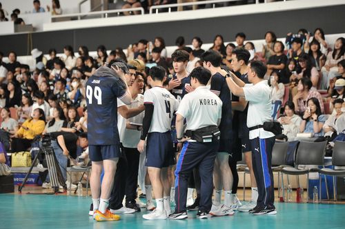 작전 지시하는 라미레스 감독(왼쪽에서 2번째)[대한배구협회 제공. 재판매 및 DB 금지]