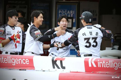 동료들과 기뻐하는 kt wiz 이정훈(오른쪽)[kt wiz 제공. 재배포 및 DB 금지]