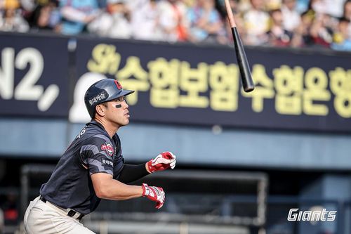 홈런 치는 전준우롯데 자이언츠 전준우가 7일 서울 잠실구장에서 열린 프로야구 두산 베어스와 방문 경기 3회에 우월 투런 홈런을 친 뒤 타구를 바라보고 있다. [롯데 자이언츠 제공. 재배포 및 DB 금지]