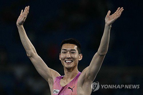 환하게 웃는 '챔피언' 우상혁(로마 AFP=연합뉴스) 우상혁이 7일(한국시간) 이탈리아 로마에서 열린 2025 세계육상연맹 로마 다이아몬드리그 남자 높이뛰기 경기에서 우승한 뒤 기뻐하고 있다.