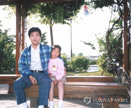 서기원 실종아동찾기협회 대표와 그의 딸 희영서기원 대표의 딸은 10세였던 1994년 남원의 집근처에서 실종됐다. 서 대표는 연합뉴스와의 인터뷰에서 "딸이 납치돼서 해외로 입양됐을 가능성도 있다"고 말했다.  [서기원 대표 사진제공]