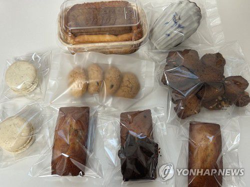 다양한 디저트를 반값에(서울=연합뉴스) 김유진 인턴기자 = 고물가 시대 속 먹거리 물가도 줄인상하는 가운데 마감 반값 할인 제품을 구매할 수 있는 서비스를 제공하는 애플리케이션 '럭키밀'이 주목받고 있다. 지난 26일 서울 노원구의 한 카페에서 럭키밀 앱을 통해 반값 할인을 받아 1만5천원에 구매한 디저트들. 2025.6.7.