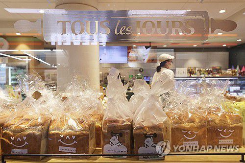 빵 가격 인상(서울=연합뉴스) 강민지 기자 = 먹거리 물가가 줄인상하고 있다. CJ푸드빌의 베이커리 뚜레쥬르는 지난 3월 1일부터 빵과 케이크 110여종의 가격을 평균 약 5% 올렸다. 사진은 지난 3월 31일 서울의 한 뚜레쥬르 매장 앞. 2025.6.7. mjkang@yna.co.kr