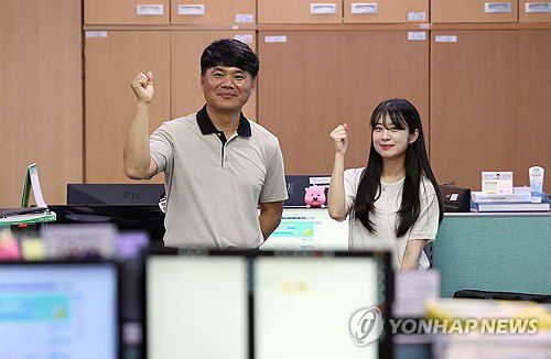 "평범한 공무원 입니다!"(양산=연합뉴스) 김동민 기자 = 지난 5일 오후 경남 양산시청 소통담당관실에서 민홍식 홍보팀장과 하진솔 주무관이 사진 촬영하고 있다.          이들과 방용훈 주무관은 양산 시정을 알리기 위해 동영상을 제작하는 업무를 하고 있으며, 이들이 제작한 양산시 사회관계망서비스(SNS) 동영상 144개의 누적 조회수는 9천155만회를 넘겼다.      "진솔아 나를 믿니?"로 알려진 'Never Trust anybody' 제목의 인스타그램 릴스 영상은 제작 1년 만에 누적 조회수 1천355만회를 돌파했다. 2025.6.7 image@yna.co.kr
