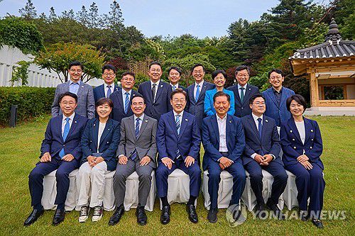 이재명 대통령, 여당 지도부와 만찬(서울=연합뉴스) 한상균 기자 = 이재명 대통령이 7일 서울 한남동 관저에서 만찬에 참석한 더불어민주당 지도부 의원들과 기념촬영을 하고 있다. 2025.6.7 [대통령실 제공. 재판매 및 DB 금지] xyz@yna.co.kr