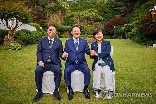 이재명 대통령과 여당 원내대표 출마 의원들(서울=연합뉴스) 한상균 기자 = 이재명 대통령이 7일 서울 한남동 관저에서 더불어민주당 지도부 초청 만찬에 참석한 김병기, 서영교 의원과 기념촬영을 하고 있다. 두 의원은 당 원내대표 선거에 출마했다. 2025.6.7 [대통령실 제공. 재판매 및 DB 금지] xyz@yna.co.kr