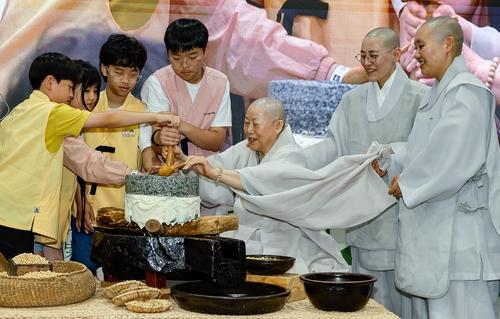 사찰음식 대축제…맷돌 돌리는 어린이들(서울=연합뉴스) 7일 서울 서초구 aT센터 제1전시장에서 열린 '제4회 사찰음식 대축제'에서 어린이들이 사찰음식 명장 계호스님의 지도를 받아 맷돌을 돌리고 있다. [대한불교조계종 한국불교문화사업단 제공. 재판매 및 DB 금지]