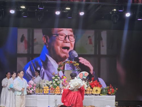 고(故)송해 추모 3주년 탈상제(서울=연합뉴스) 김경윤 기자 = 8일 오전 서울 구로구 송해아트홀에서 열린 '고(故)송해 추모 3주년 탈상제'. 2025.6.8 heeva@yna.co.kr