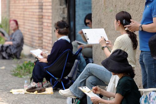 도화지에 담긴 광주 광천시민아파트(광주=연합뉴스) 천정인 기자 = 8일 오후 광주 서구 광천동 시민아파트 앞에서 스케치 동호회 회원이 곧 철거될 예정인 광천시민아파트를 그리고 있다. 2025.6.8 iny@yna.co.kr