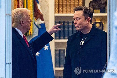 트럼프 대통령과 대화하는 머스크 CEO[AFP 연합뉴스 자료사진. 재판매 및 DB 금지]