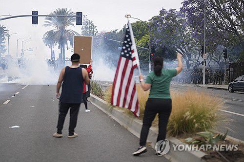 LA에서 ICE 단속에 반발하는 대규모 시위대[AP=연합뉴스. 재판매 및 DB 금지]