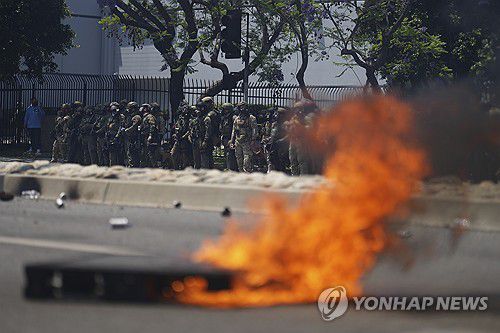 시위 진압 투입된 요원들(LA AP=연합뉴스) 7일(현지시간) LA 이민 단속 반대 시위 현장 투입된 요원들. 2025.06.08