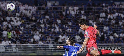 오세훈, 머리로 팀 첫 골(쿠웨이트시티=연합뉴스) 황광모 기자 = 14일 오후(현지시간) 쿠웨이트 자베르 알 아흐메드 국제 경기장에서 열린 2026 북중미 월드컵 아시아지역 3차 예선 B조 5차전 한국과 쿠웨이트의 경기.      한국 축구대표팀의 오세훈 전반 머리로 팀의 첫 골을 넣고 있다. 2024.11.15 hkmpooh@yna.co.kr