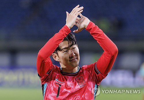 손흥민의 응원단을 향한 진심의 인사(쿠웨이트시티=연합뉴스) 황광모 기자 = 14일 오후(현지시간) 쿠웨이트 자베르 알 아흐메드 국제 경기장에서 열린 2026 북중미 월드컵 아시아지역 3차 예선 B조 5차전 한국과 쿠웨이트의 경기.      한국 축구대표팀의 주장 손흥민이 쿠웨이트에게 3대1로 승리한 뒤 경기장에서 응원에 나선 붉은악마 응원단에게 인사하고 있다. 2024.11.15 hkmpooh@yna.co.kr