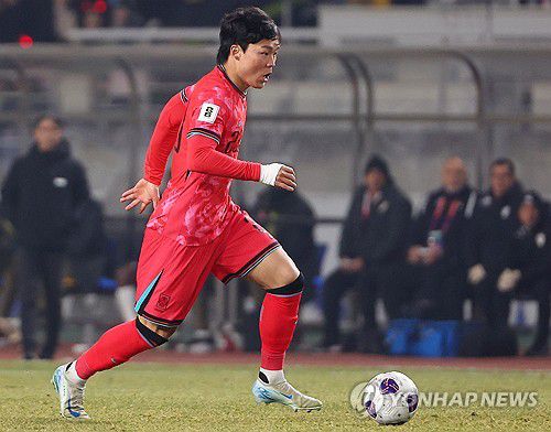 드리블하는 오현규(고양=연합뉴스) 김도훈 기자 = 20일 경기도 고양종합운동장에서 열린 2026 북중미 월드컵 아시아 3차 예선 B조 7차전 대한민국과 오만의 경기. 오현규가 드리블하며 오만 진영에서 돌파를 하고 있다 2025.3.20 superdoo82@yna.co.kr