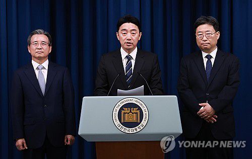 강훈식 비서실장, 대통령실 1차 인선 발표(서울=연합뉴스) 홍해인 기자 = 강훈식 대통령 비서실장(가운데)이 6일 서울 용산 대통령실 청사에서 대통령실 1차 인선 발표를 하고 있다.     왼쪽부터 김용범 정책실장, 강 비서실장, 하준경 경제성장수석. 2025.6.6 hihong@yna.co.kr