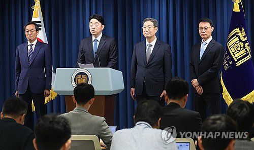 대통령실 정무·홍보·민정수석 인선(서울=연합뉴스) 한상균 기자 = 강훈식 대통령 비서실장이 8일 용산 대통령실에서 정무,홍보,민정 수석 인선을 발표하고 있다.     왼쪽부터 우상호 정무수석, 강 비서실장, 오광수 민정수석, 이규연 홍보소통수석. 2025.6.8 xyz@yna.co.kr