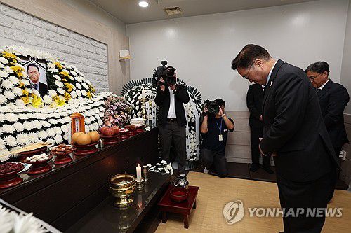 김충현씨 빈소 찾은 우원식 국회의장(태안=연합뉴스) 김소연 기자 = 우원식 국회의장이 8일 충남 태안군 태안의료원에 마련된 김충현 씨의 빈소를 찾아 조문하고 있다. 김씨는 지난 2일 태안화력발전소 내 한전KPS 태안화력사업소 기계공작실에서 발전설비 부품을 절삭가공 하다 기계에 끼이는 사고로 숨졌다. 김씨는 한국서부발전 태안화력의 1차 정비 하청업체인 한전KPS의 재하청을 받은 한국파워O&M 소속이다. 2025.6.8 [공동취재] soyun@yna.co.kr