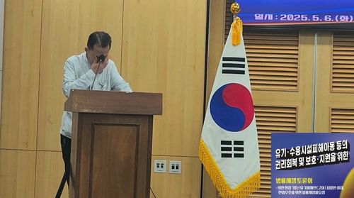 최근 국회 간담회에서 증언을 하다 눈물을 흘리는 송준영 씨[배진시 몽테뉴해이입양연대 대표 촬영]