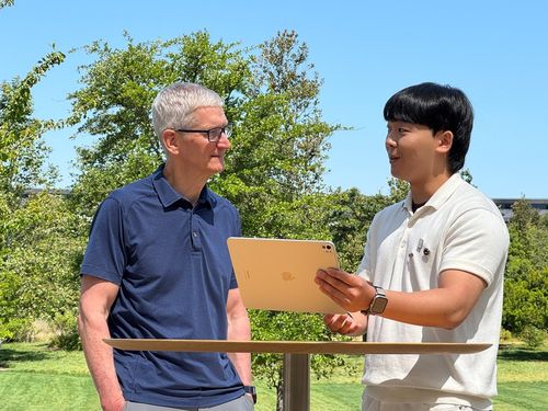 애플 팀 쿡 CEO와 한국인 대학생 한가온씨(쿠퍼티노[미 캘리포니아주]=연합뉴스) 김태종 특파원 = 8일(현지시간) 오전 미 캘리포니아주 쿠퍼티노 애플 본사에서 대학생 앱 개발자 한가온(24) 씨가 팀 쿡 최고경영자(CEO)에게 자신이 개발한 앱을 소개하고 있고 있다. 2025. 6. 9 taejong75@yna.co.kr