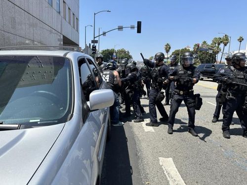 LA 경찰에 구타당하고 체포되는 시위대의 한 남성 (로스앤젤레스=연합뉴스) 임미나 특파원 = 8일(현지시간) 미국 로스앤젤레스(LA) 도심의 연방 구금시설인 '메트로폴리탄 디텐션 센터'(Metropolitan Detention Center, 이하 MDC) 앞에서 경찰이 시위대의 한 남성을 구타한 뒤 체포하고 있다. 시위대는 미 이민세관단속국(ICE)의 대대적인 불법이민자 단속에 반발하는 시위를 사흘째 벌이고 있다. mina@yna.co.kr