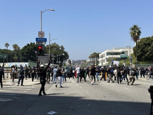 LA에서 경찰과 대치한 시위대(로스앤젤레스=연합뉴스) 임미나 특파원 = 8일(현지시간) 미국 로스앤젤레스(LA) 도심의 연방 구금시설인 '메트로폴리탄 디텐션 센터'(Metropolitan Detention Center, 이하 MDC) 앞 대로에서 경찰과 시위대가 대치하고 있다. 시위대는 미 이민세관단속국(ICE)의 대대적인 불법이민자 단속에 반발하는 시위를 사흘째 벌이고 있다. mina@yna.co.kr