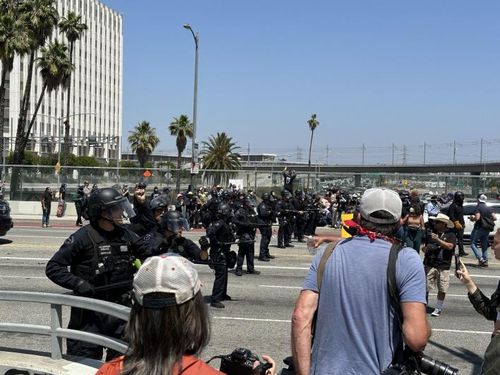 LA에서 시위대와 대치 중인 경찰(로스앤젤레스=연합뉴스) 임미나 특파원 = 8일(현지시간) 미국 로스앤젤레스(LA) 도심의 연방 구금시설인 '메트로폴리탄 디텐션 센터'(Metropolitan Detention Center, 이하 MDC) 앞 대로에서 경찰과 시위대가 대치하고 있다. 시위대는 미 이민세관단속국(ICE)의 대대적인 불법이민자 단속에 반발하는 시위를 사흘째 벌이고 있다. mina@yna.co.kr