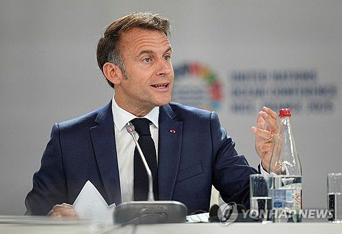 연설하는 마크롱 대통령(니스 로이터=연합뉴스) 에마뉘엘 마크롱 프랑스 대통령이 9일(현지시간) 프랑스 니스에서 개막한 제3차 유엔해양회의에서 연설하고 있다. 2025.06.09.