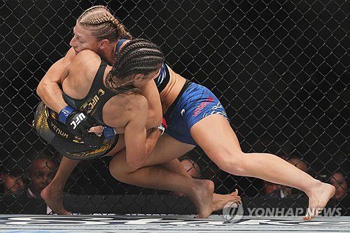 페냐를 넘어뜨리는 해리슨(오른쪽)[로이터=연합뉴스]