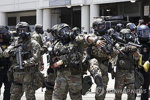 시위 진압에 동원된 캘리포니아 주방위군 [EPA 연합뉴스. 재판매 및 DB 금지]