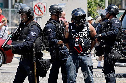 LA 불법이민자 단속 반대 시위[게티이미지/AFP=연합뉴스]