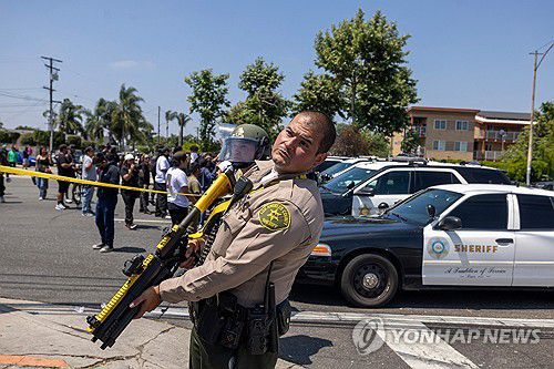 '비살상 무기' 장비한 LA 진압당국 요원[로이터=연합뉴스 자료사진. 재판매 및 DB 금지]