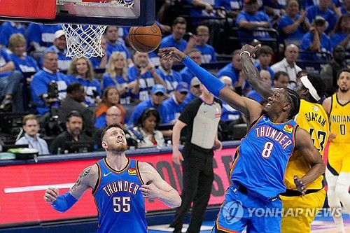 파스칼 시아캄의 슛을 저지하는 오클라호마시티 선수들[Imagn Images=연합뉴스. 재판매 및 DB금지]