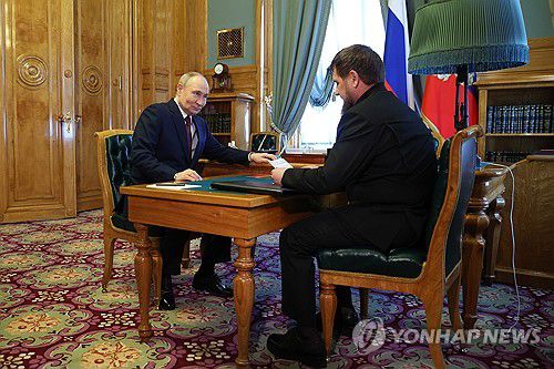 푸틴 대통령, 카디로프 체첸 수장 회담(모스크바 타스=연합뉴스) 지난 달 7일(현지시간) 푸틴 러시아 대통령과 카디로프 체첸 수장 회담. [러시아 대통령 언론실 제공. 재판매 및 DB 금지]