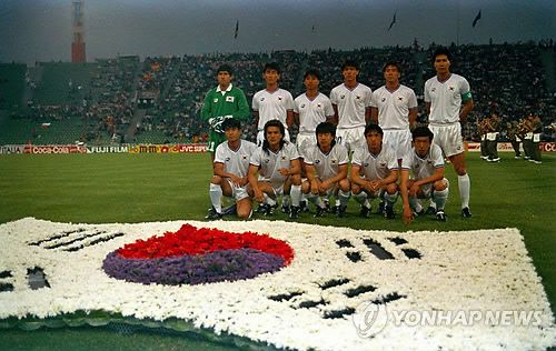 <월드컵축구> 90년 이탈리아월드컵 영웅들 1990년 6월 18일 우디네 프리울리스타디움에서 열린 이탈리아 월드컵 우루과이와의 경기에 앞서 기념 촬영하는 한국 대표팀. [연합뉴스 자료사진]