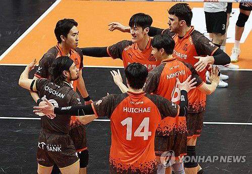 기뻐하는 OK저축은행 선수들(안산=연합뉴스) 홍기원 기자 = 13일 경기도 안산상록수체육관에서 열린 프로배구 V리그 남자부 OK저축은행 읏맨과 현대캐피탈 스카이워커스의 경기. 득점에 성공한 OK저축은행 선수들이 기뻐하고 있다. 2025.2.13 xanadu@yna.co.kr