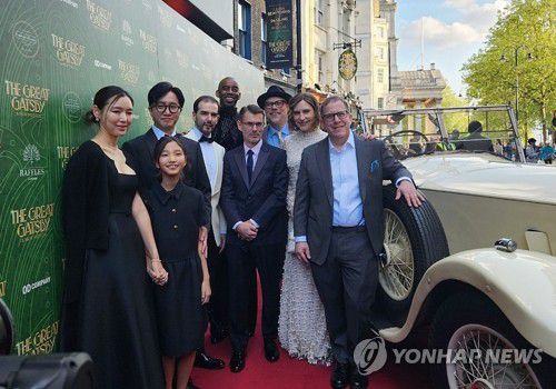 '위대한 개츠비' 런던 웨스트엔드 개막 레드카펫(런던=연합뉴스) 김지연 특파원 = 신춘수 오디컴퍼니 대표와 마크 브루니 연출 등이 24일(현지시간) 영국 런던 콜리시엄 극장에서 한국 제작사의 창작 뮤지컬 '위대한 개츠비' 개막 공연에 앞서 열린 레드카펫 행사에서 기념 촬영하고 있다. 2025.4.25 cherora@yna.co.kr