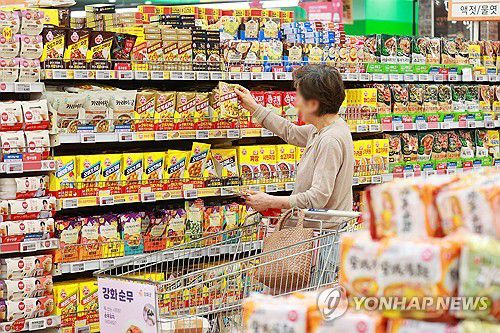 혼란기에 식품값 가격 줄인상(서울=연합뉴스) 진연수 기자 = 지난해 정부의 압박에 가격 인상을 자제해오던 식품업체들은 지난해 12월 계엄 사태 이후 이어진 탄핵 정국의 혼란기에 제품 가격을 줄줄이 올렸다. 동서식품은 국내 믹스커피 시장의 대부분을 점유한 맥심 모카골드 가격을 9% 올렸다. 롯데웰푸드도 8개월 새 과자와 아이스크림 가격을 두 차례 인상하면서 빼빼로 2천원 시대를 열었다. 농심도 라면과 스낵에 이어 스프 가격도 인상했다.      사진은 1일 서울의 한 대형마트에 진열된 주요 가공식품. 2025.6.1 jin90@yna.co.kr