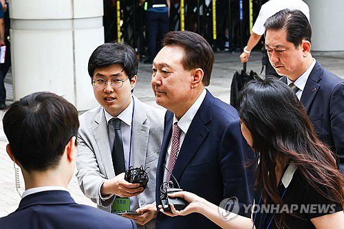 내란혐의 6차 공판 출석하는 윤석열 전 대통령(서울=연합뉴스) 윤석열 전 대통령이 9일 서울 서초구 서울중앙지방법원에서 열린 내란 우두머리 혐의·직권남용 권리행사 방해 혐의 사건 6차 공판에 출석하고 있다. 2025.6.9 [사진공동취재단] photo@yna.co.kr