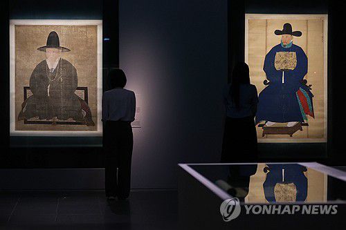 15~16세기 조선 미술(서울=연합뉴스) 강민지 기자 = 9일 서울 용산구 국립중앙박물관에서 관계자가 용산 개관 20주년 기념 특별전 '새 나라 새 미술: 조선 전기 미술 대전'을 둘러보고 있다. 전시는 15~16세기 도자, 서화, 불교미술 등을 선보인다. 2025.6.9 mjkang@yna.co.kr