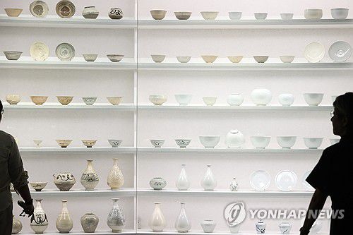 '조선의 흰빛'(서울=연합뉴스) 강민지 기자 = 9일 서울 용산구 국립중앙박물관에서 열린 용산 개관 20주년 기념 특별전 '새 나라 새 미술: 조선 전기 미술 대전'에서 관계자들이 도자기를 둘러보고 있다. 전시는 15~16세기 도자, 서화, 불교미술 등을 선보인다. 2025.6.9 mjkang@yna.co.kr