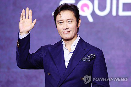 이병헌, 멋진 인사(서울=연합뉴스) 진연수 기자 = 배우 이병헌이 9일 서울 용산구 드래곤시티 호텔에서 열린 넷플릭스 글로벌 흥행작 '오징어 게임' 시즌3 제작발표회에서 포즈를 취하고 있다. 2025.6.9 jin90@yna.co.kr