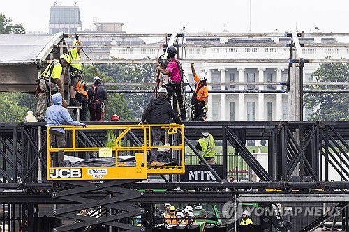 미국 워싱턴DC의 열병식 준비(워싱턴 EPA=연합뉴스) 건설 노동자들이 지난 8일(현지시간) 미국 워싱턴DC 백악관 인근에서 도널드 트럼프 대통령이 열병식을 관람할 무대를 설치하고 있다. 2025.6.8. photo@yna.co.kr [재판매 및 DB 금지]