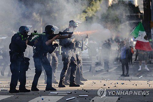 지난 8일 LA 도심 시위 현장에서 공포탄 등을 발포하는 경찰 [AFP=연합뉴스. 재판매 및 DB 금지]