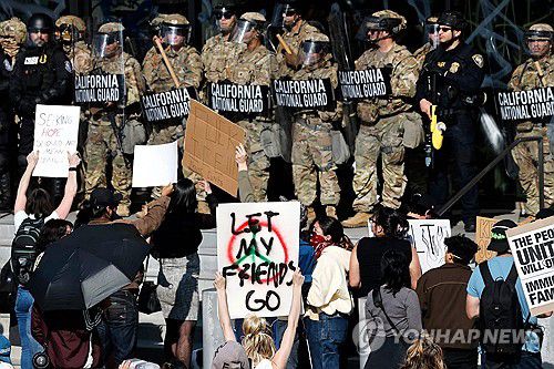 시위대와 대치 중인 캘리포니아 주방위군[AFP=연합뉴스 자료사진. 재판매 및 DB 금지]