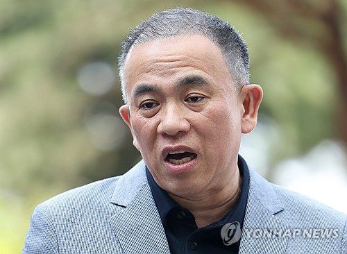 질문에 답하는 명태균 씨(서울=연합뉴스) 김성민 기자 = '정치 브로커' 명태균 씨가 30일 윤석열 전 대통령 부부와 구(舊)여권 정치인 다수가 연루된 공천 개입·여론조사 의혹 관련 조사를 받기 위해 서초구 서울고등검찰청으로 향하며 취재진의 질문에 답변하고 있다. 2025.4.30 ksm7976@yna.co.kr