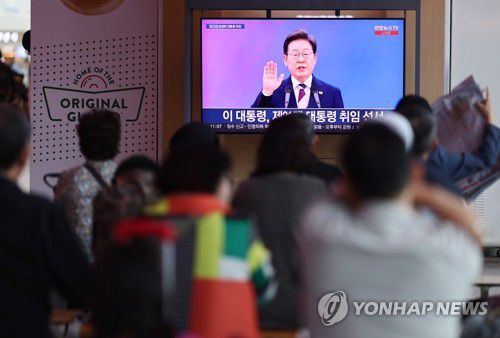 이재명 대통령 취임선서(서울=연합뉴스) 윤동진 기자 = 지난 4일 서울역에서 시민들이 TV를 통해 이재명 대통령의 취임 선서식을 보고 있다. 2025.6.4 mon@yna.co.kr